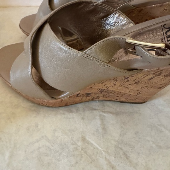 NWOT Beautiful Elegant Glam Summer Fun Women’s Size 11 Gold Wedges by SOFFT - Picture 6 of 15